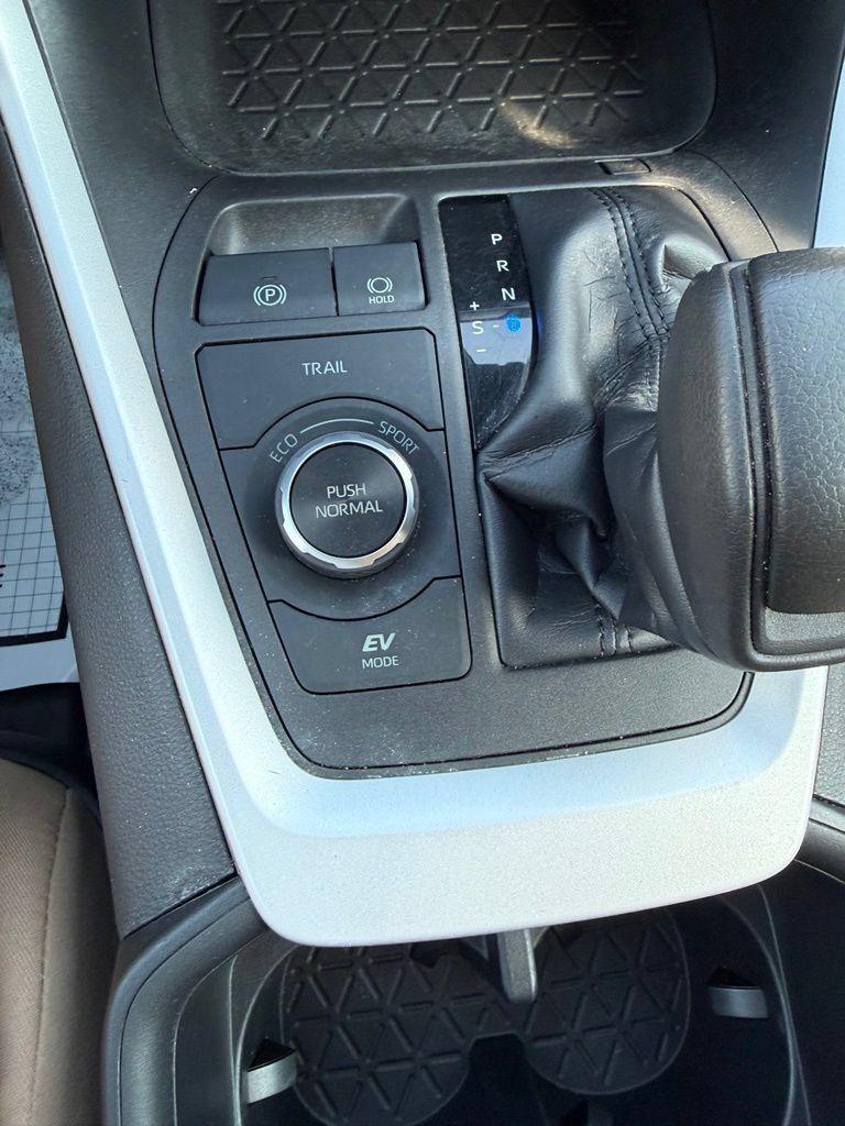 Used 2022 Toyota RAV4 XLE w/ XLE Grade Weather Package AWD/4WD image 17