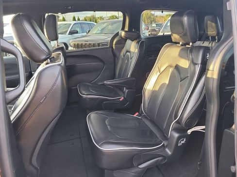Certified 2025 Chrysler Pacifica Limited image 10