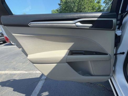 Used 2018 Ford Fusion SE FWD image 12