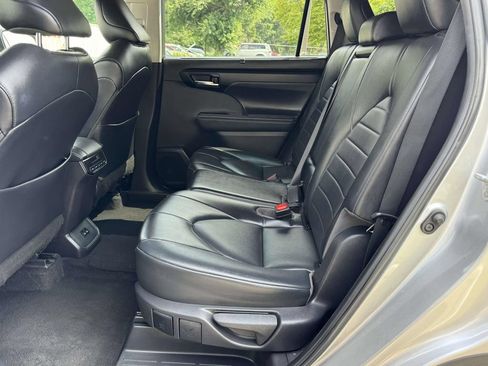 Used 2022 Toyota Highlander XLE FWD image 18