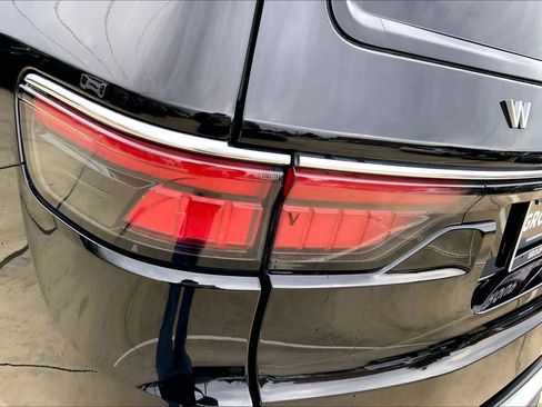 Used 2023 Jeep Wagoneer L Series III w/ Preferred Equipment Group image 28