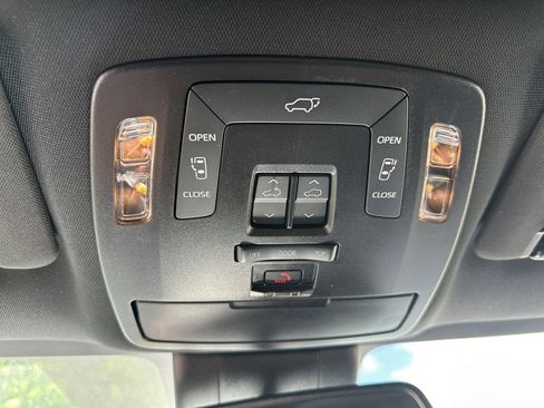 Used 2025 Toyota Sienna LE AWD/4WD image 29