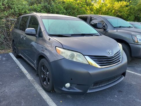 Used 2011 Toyota Sienna LE w/ Towing Pkg image 1