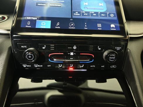 Used 2023 Jeep Grand Cherokee Limited w/ Black Appearance Package image 31