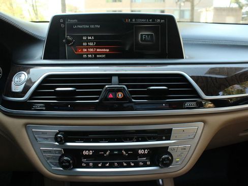 Used 2017 BMW 750i xDrive image 34