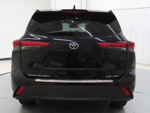 Used 2022 Toyota Highlander XLE AWD/4WD image 4
