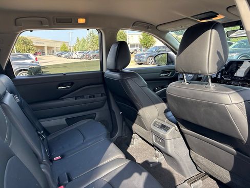 Used 2025 Nissan Pathfinder SL FWD image 13