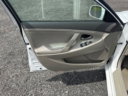 Used 2010 Toyota Camry image 19