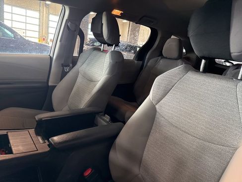 Used 2021 Toyota Sienna LE image 14