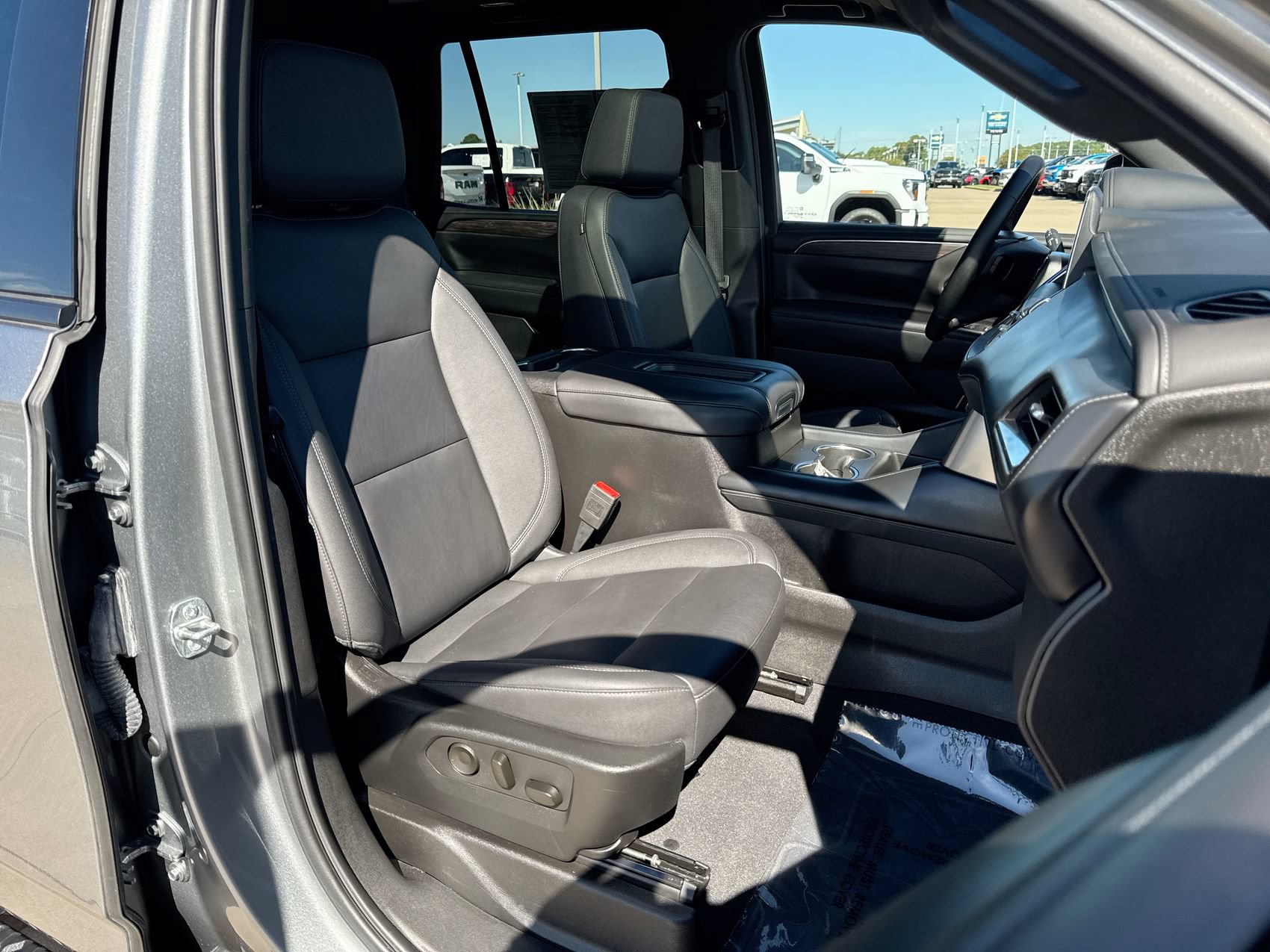 Used 2023 Chevrolet Tahoe Z71 w/ Luxury Package AWD/4WD image 27