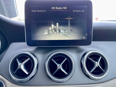 Used 2018 Mercedes-Benz GLA 250 image 18