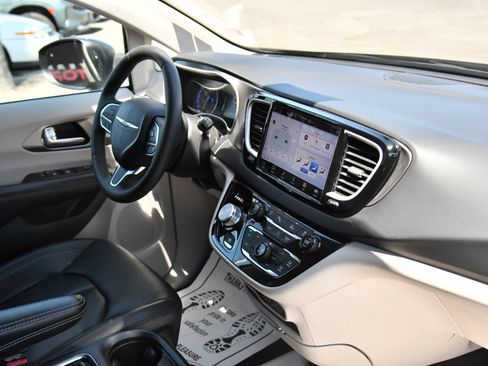 Used 2023 Chrysler Pacifica Touring-L FWD image 50