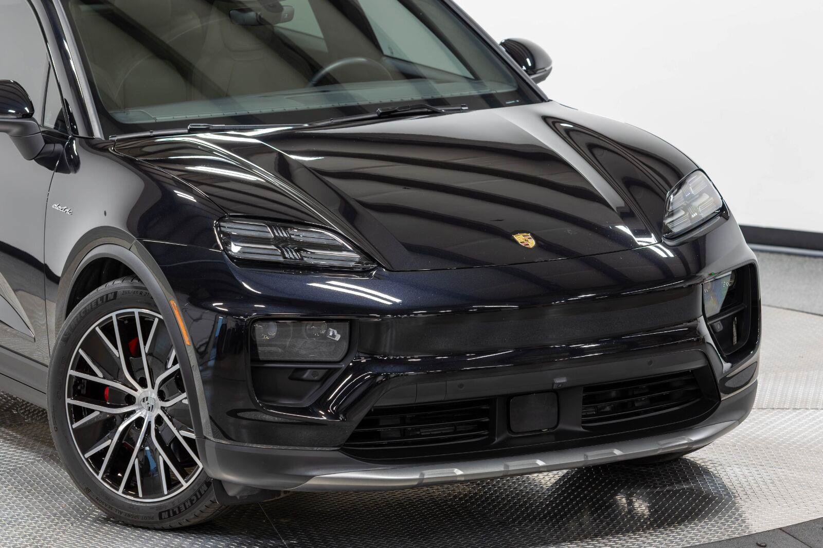 Used 2025 Porsche Macan 4S Electric AWD/4WD image 36