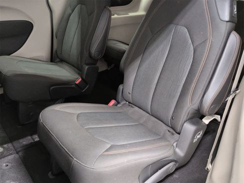 Certified 2017 Chrysler Pacifica Touring w/ Tire & Wheel Group image 19