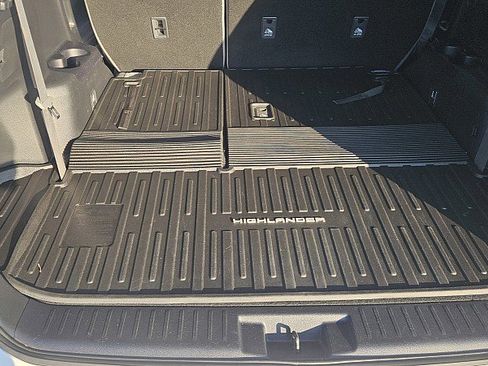 Used 2020 Toyota Highlander XLE image 23