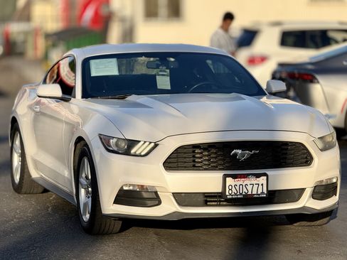 Used 2017 Ford Mustang Coupe RWD image 3