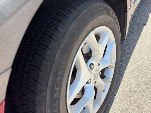 Used 2017 Chrysler Pacifica Touring-L w/ Tire & Wheel Group FWD image 8