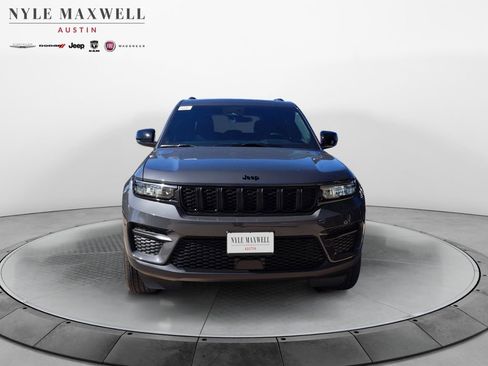 New 2025 Jeep Grand Cherokee Altitude image 18