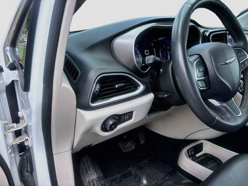 Used 2023 Chrysler Pacifica Touring-L FWD image 31