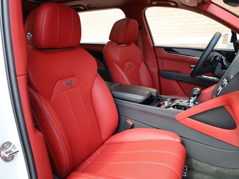 Used 2023 Bentley Bentayga Extended Wheelbase image 32
