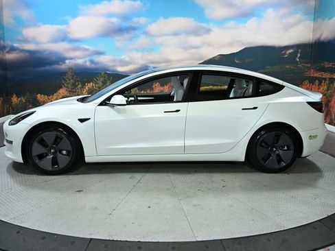 Used 2021 Tesla Model 3 Standard Range Plus image 5