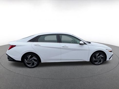 Used 2025 Hyundai Elantra SEL image 17