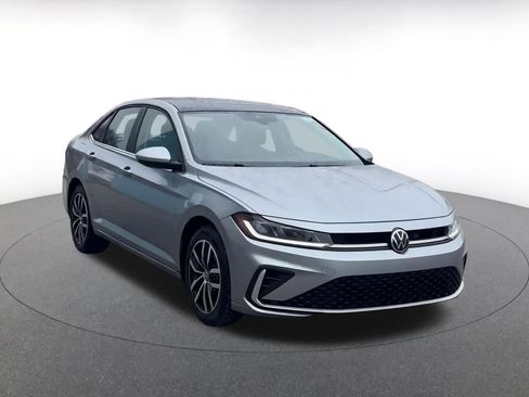 Used 2025 Volkswagen Jetta SE image 3