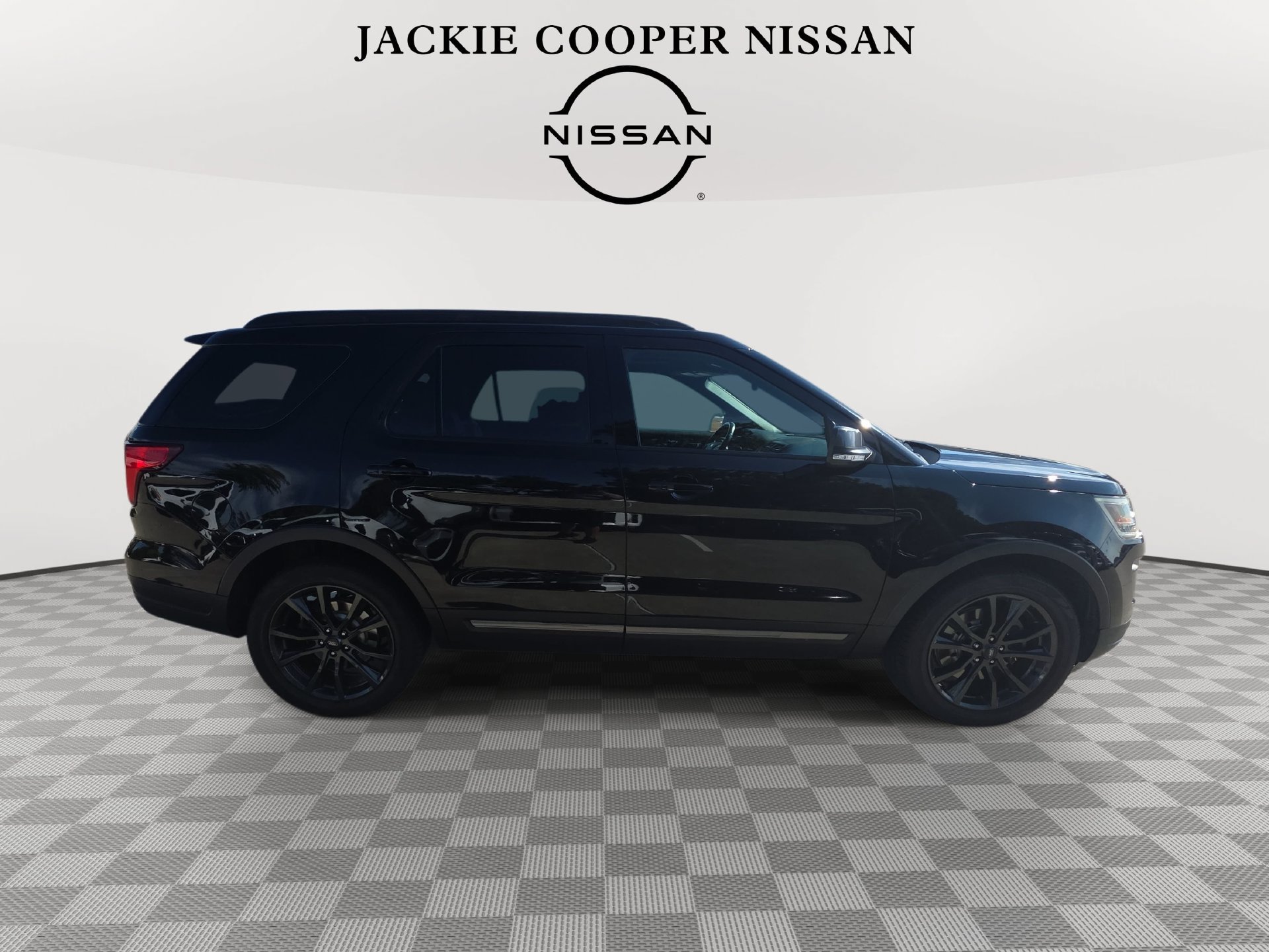 Used 2019 Ford Explorer XLT w/ Equipment Group 202A FWD image 4