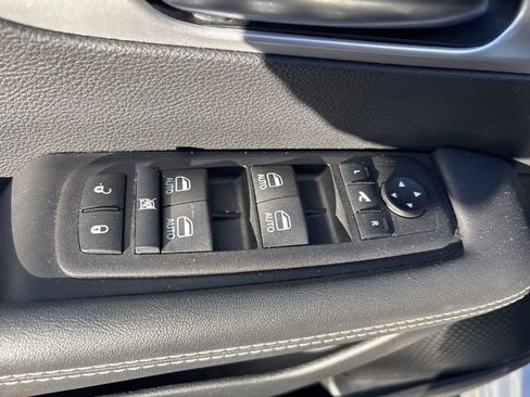 Used 2025 Chrysler Pacifica Limited image 18