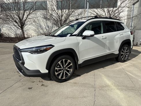 Used 2023 Toyota Corolla Cross XLE w/ Convenience Package image 3