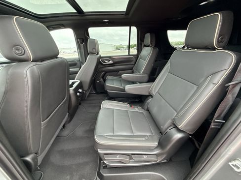 Used 2024 GMC Yukon XL SLT w/ SLT Luxury Package RWD image 25
