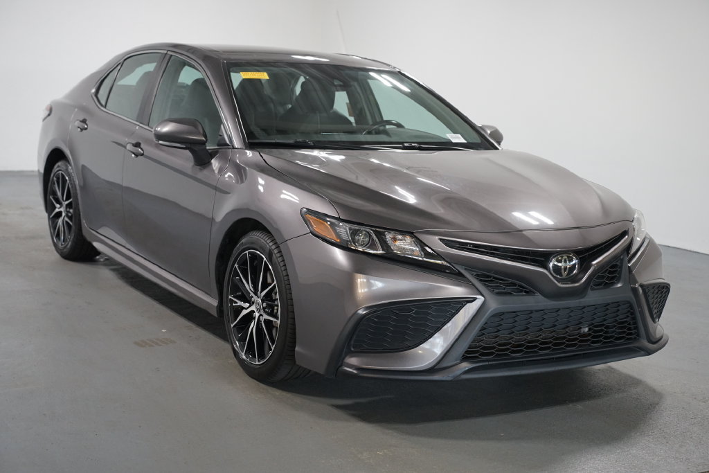 Used 2024 Toyota Camry SE FWD image 3