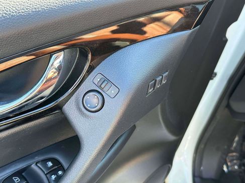 Used 2019 Nissan Rogue SL w/ Premium Package image 16