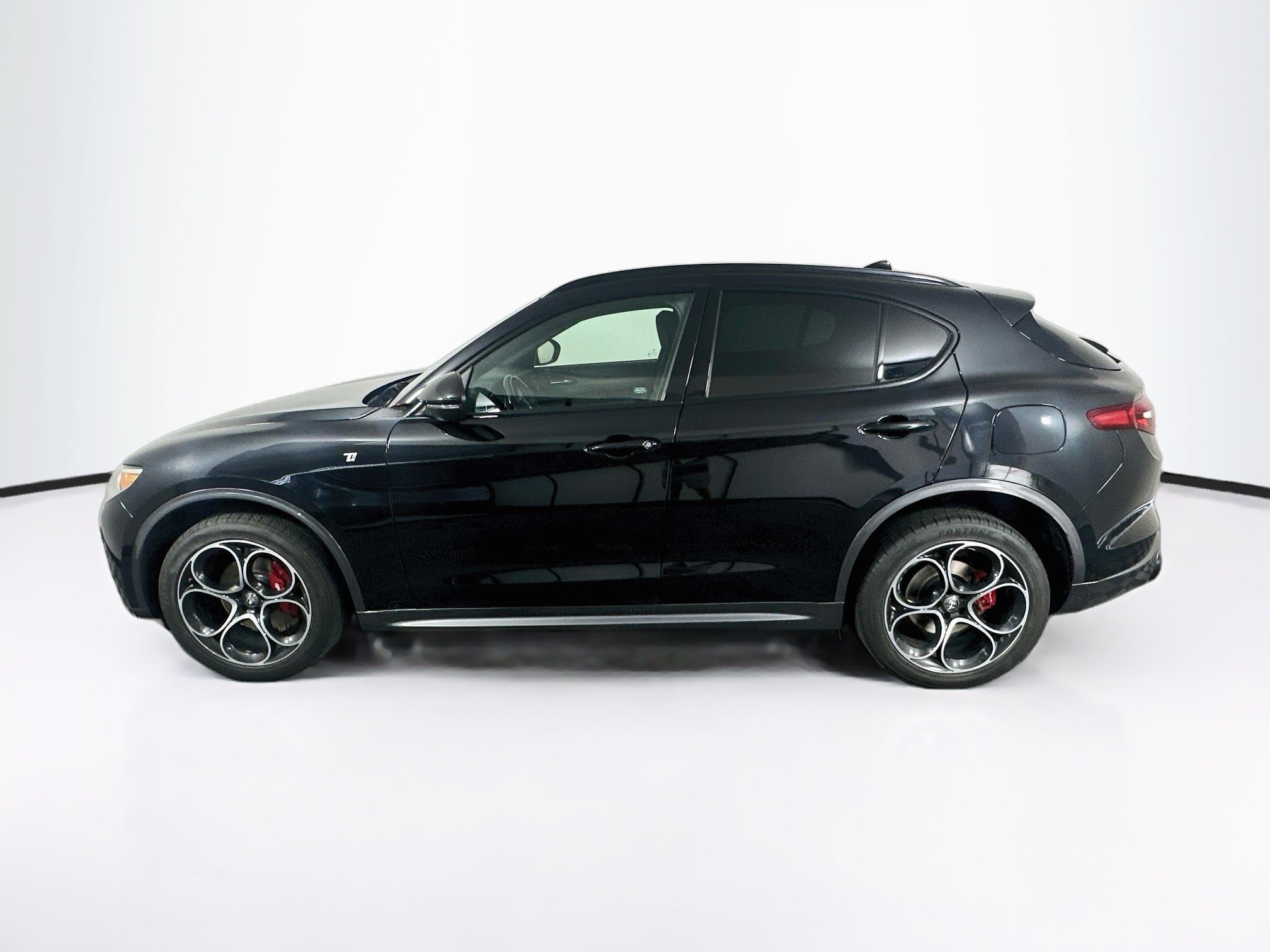 Used 2023 Alfa Romeo Stelvio Ti AWD/4WD image 4