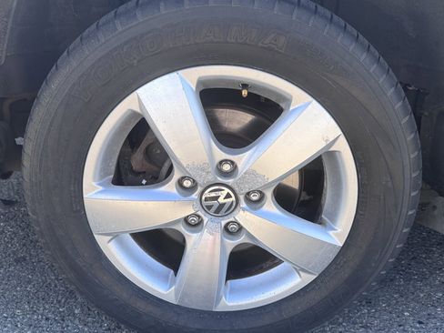 Used 2011 Volkswagen Routan SEL FWD image 58