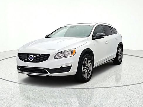 Used 2018 Volvo V60 T5 Cross Country AWD/4WD image 2