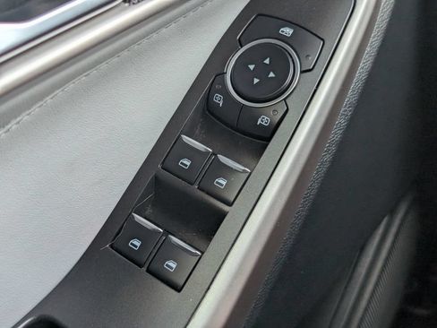 Used 2024 Ford Explorer XLT w/ Equipment Group 202A RWD image 11