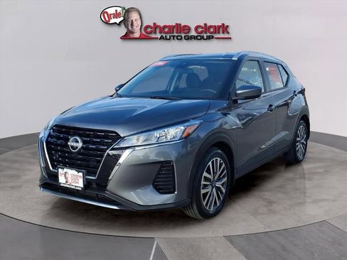 Used 2023 Nissan Kicks SV image 1