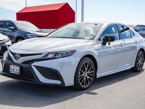 Certified 2023 Toyota Camry SE w/ Convenience Package image 3