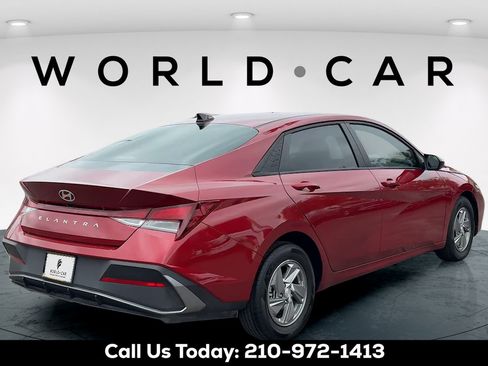 Certified 2025 Hyundai Elantra SE FWD image 3