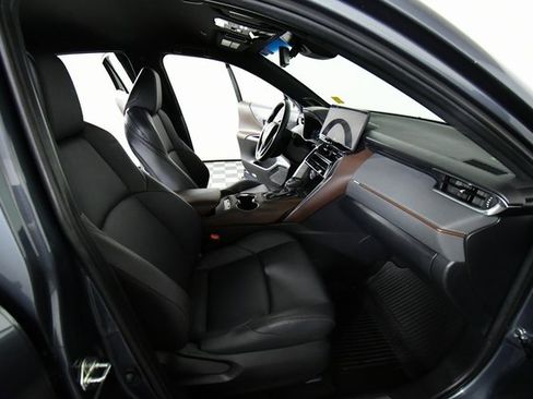 Used 2023 Toyota Venza XLE image 22