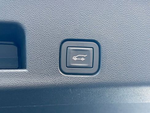 Used 2025 Chevrolet Traverse LT image 19