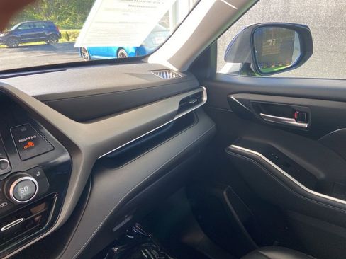 Used 2021 Toyota Highlander XLE AWD/4WD image 35