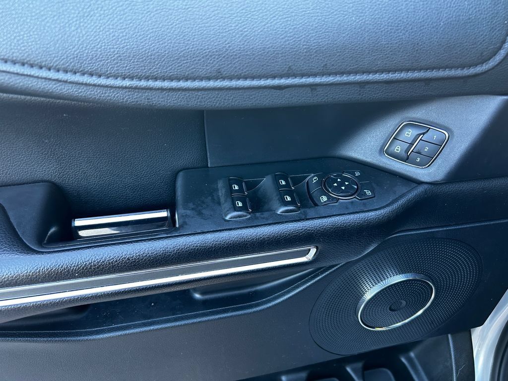 Used 2019 Ford Expedition XLT w/ Equipment Group 202A AWD/4WD image 14