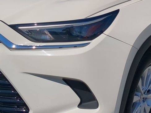 Used 2024 Toyota Grand Highlander Limited image 18