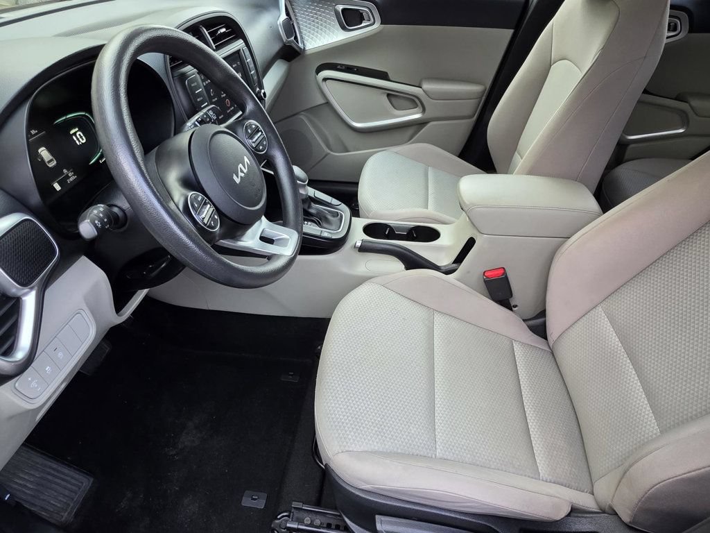 Used 2023 Kia Soul LX w/ LX Technology Package FWD image 6