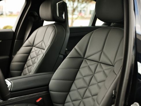 Used 2025 BMW 740i w/ Premium Package image 21