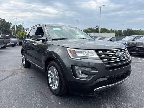 Used 2017 Ford Explorer XLT w/ Equipment Group 202A FWD image 4