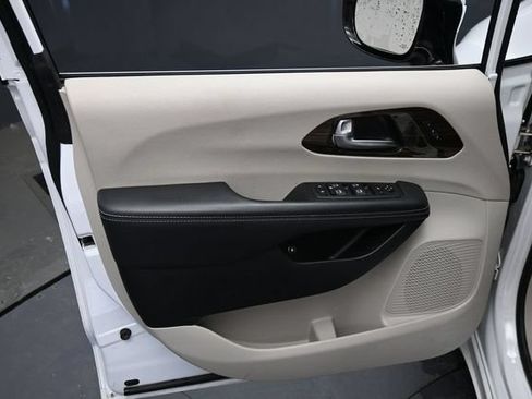 Used 2023 Chrysler Pacifica Limited FWD image 13