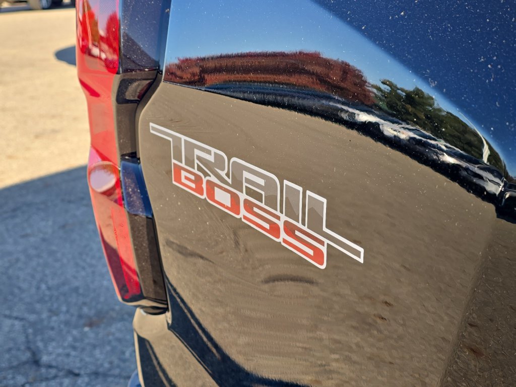 Used 2025 Chevrolet Colorado Trail Boss AWD/4WD image 33